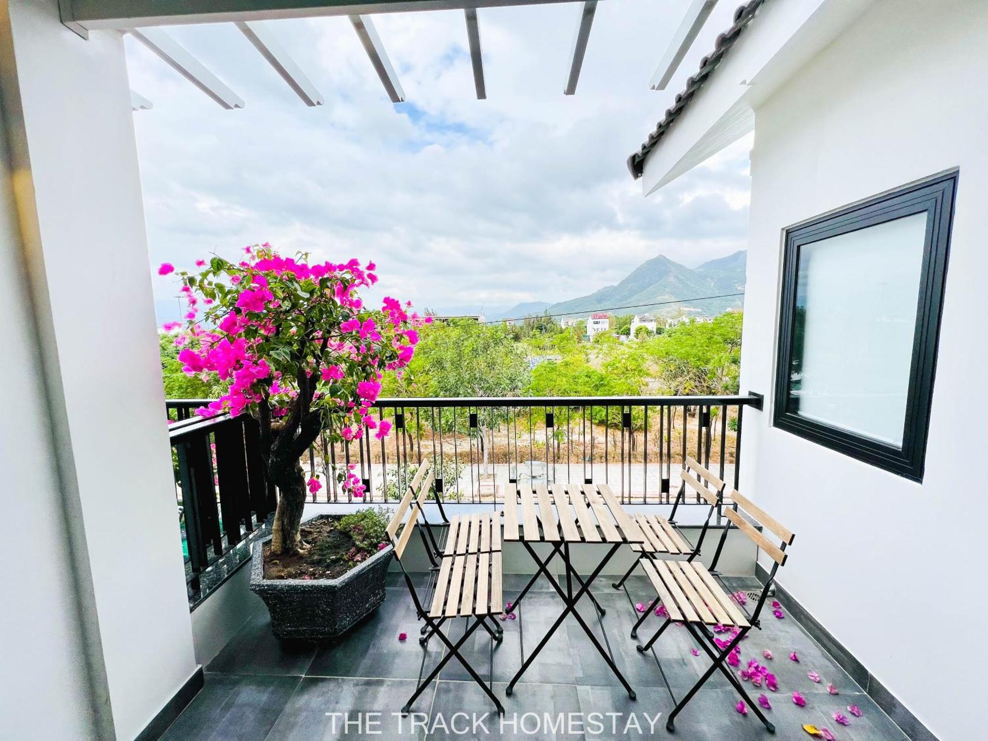 The Track Homestay - Near Bai Dai Beach Cam Lam Экстерьер фото
